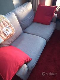 Divano in tessuto colore grigio chiaro