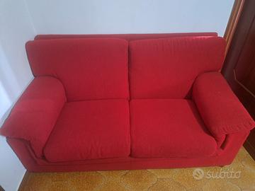 2 divani in tessuto di colore rosso