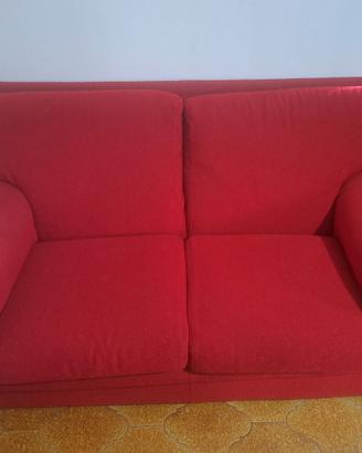 2 divani in tessuto di colore rosso