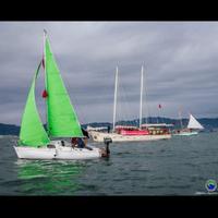 Barca a vela con motore fuoribordo