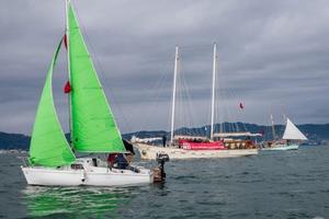 Barca a vela con motore fuoribordo