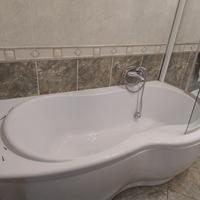 vasca con box doccia  e rubinetteria dolomite
