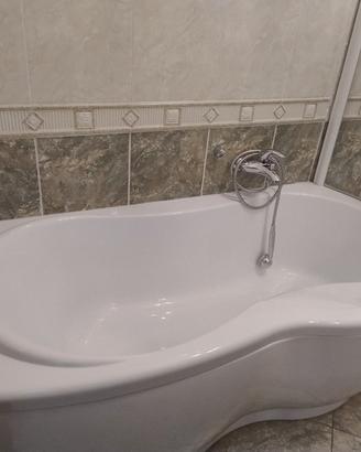 vasca con box doccia  e rubinetteria dolomite