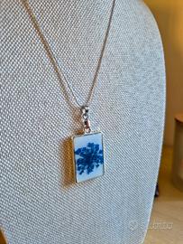 collana con fiore blu