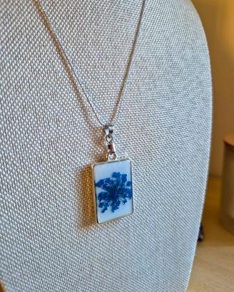 collana con fiore blu