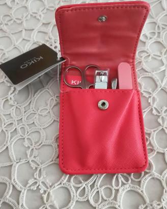 Set manicure Kiko colore rosso corallo.
