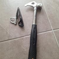 Martello Cassin e 2 chiodi arrampicata