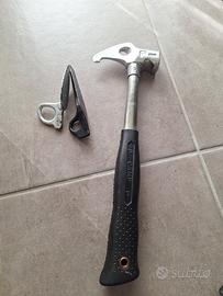 Martello Cassin e 2 chiodi arrampicata