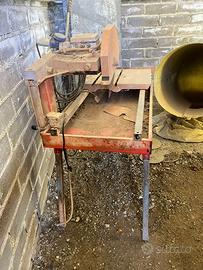 Troncatrice da banco ad acqua