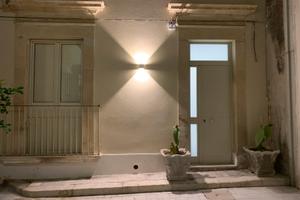 Immobile su tre livelli con terrazzo