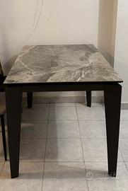 Tavolo in ceramica effetto marmo