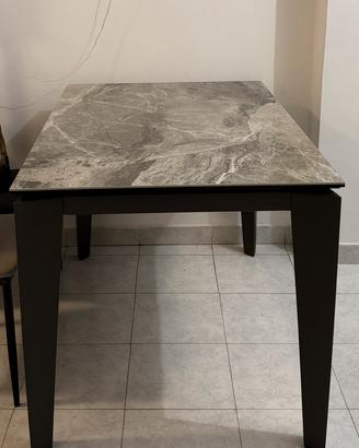 Tavolo in ceramica effetto marmo