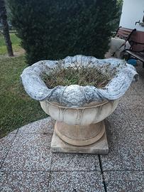 Fioriere ornamentali bianche.