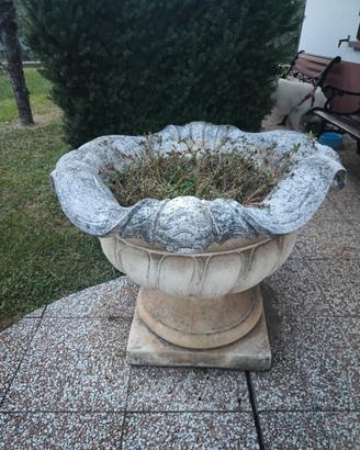 Fioriere ornamentali bianche.