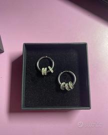 Orecchini a cerchietto con dettagli brillantati