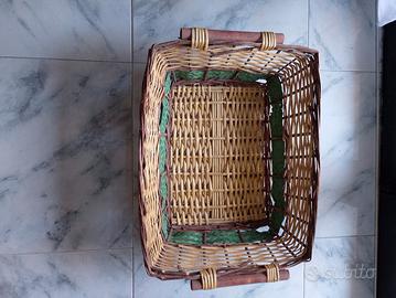 Cesto in vimini rettangolare con manici in legno.
