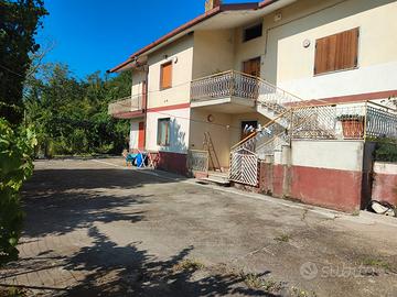 Arcella (AV) Villetta con 8.000 mq Terreno