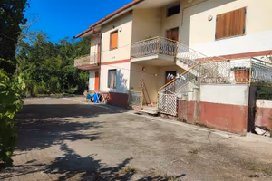 Arcella (AV) Villetta con 8.000 mq Terreno