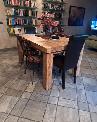 Tavolo in legno elegante con prolunga