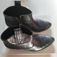 Stivaletti neri in pelle con zip laterale
