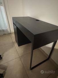 Scrivania MICKE  di Ikea colore nero