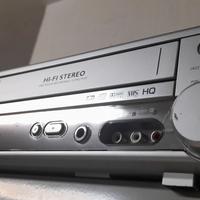 LETTORE VHS DVD COMBO CD TUNER RADIO MP3 AUX