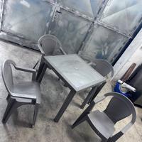 Set di tavoli e sedie grigio in finto vimini