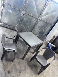 Set di tavoli e sedie grigio in finto vimini