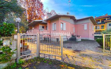 CASA INDIPENDENTE SU 3 LIVELLI CON AMPIO GIARDINO
