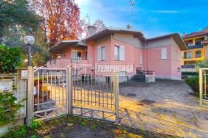 CASA INDIPENDENTE SU 3 LIVELLI CON AMPIO GIARDINO