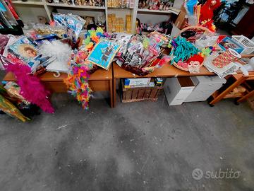 vestiti e oggettistica per carnevale 