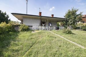 VILLA CON TERRENO EDIFFICABILE