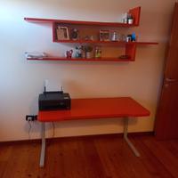 scrivania e accessori