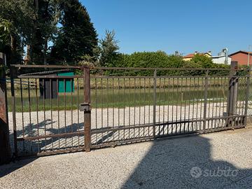 Cancello scorrevole con cancelletto