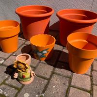 Vasi per fiori di diversa misura colore arancio