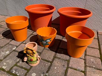 Vasi per fiori di diversa misura colore arancio