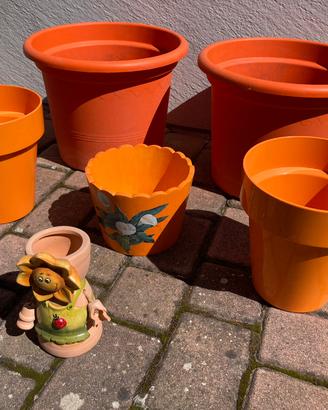 Vasi per fiori di diversa misura colore arancio