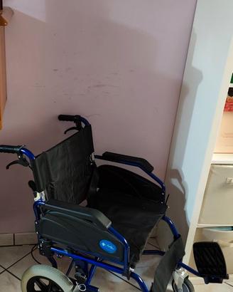 Carrozzina pieghevole AGILA Transit mai usata