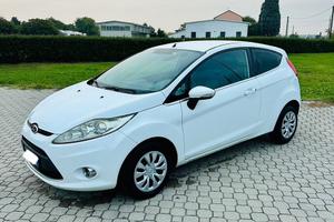 Ford Fiesta 1.4 benzina neopatentati