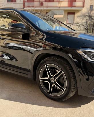 MERCEDES BENZ GLA 220D 4 MATIC