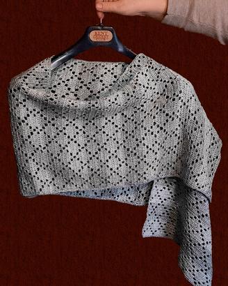 Elegantissima stola nuova fatta a mano