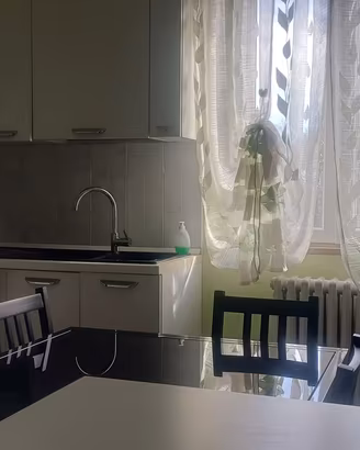 Cucina bianca con penisola