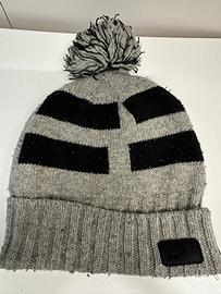 Cappello Nike invernale con pompon grigio nero