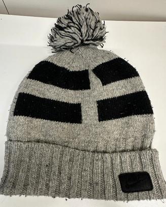 Cappello Nike invernale con pompon grigio nero