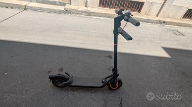 monopattino elettrico ninebot con indicatori 