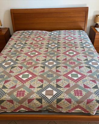Letto con struttura in legno