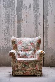 GRANDE POLTRONA CON TESSUTO A FIORI