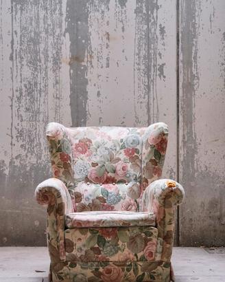 GRANDE POLTRONA CON TESSUTO A FIORI
