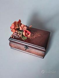 Elegante cofanetto in legno intagliato