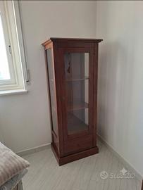 credenza classica in noce con vetrinetta 
